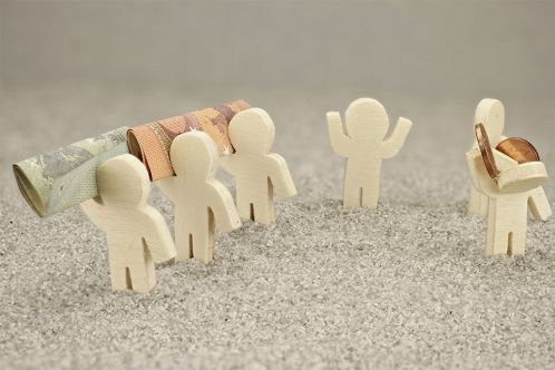 Foto: Kleine Figuren mit Geldscheinen und Münzen